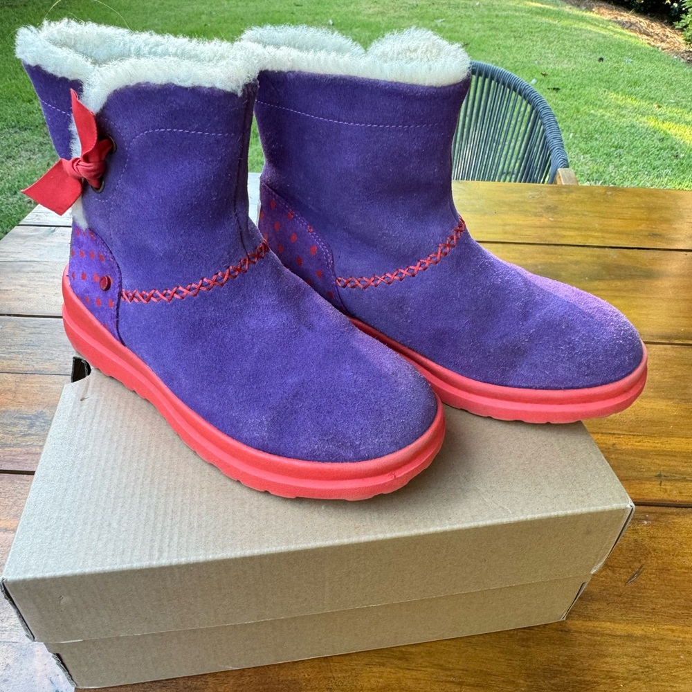 I ❤️ UGG women’s boots. Purple; size 6 in fantastic condition! Hardly worn!!